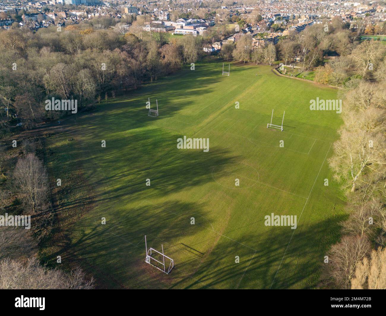 Sportplätze (Rugby-Plätze) in Marble Hill, Richmond, London, Großbritannien aus der Vogelperspektive Stockfoto