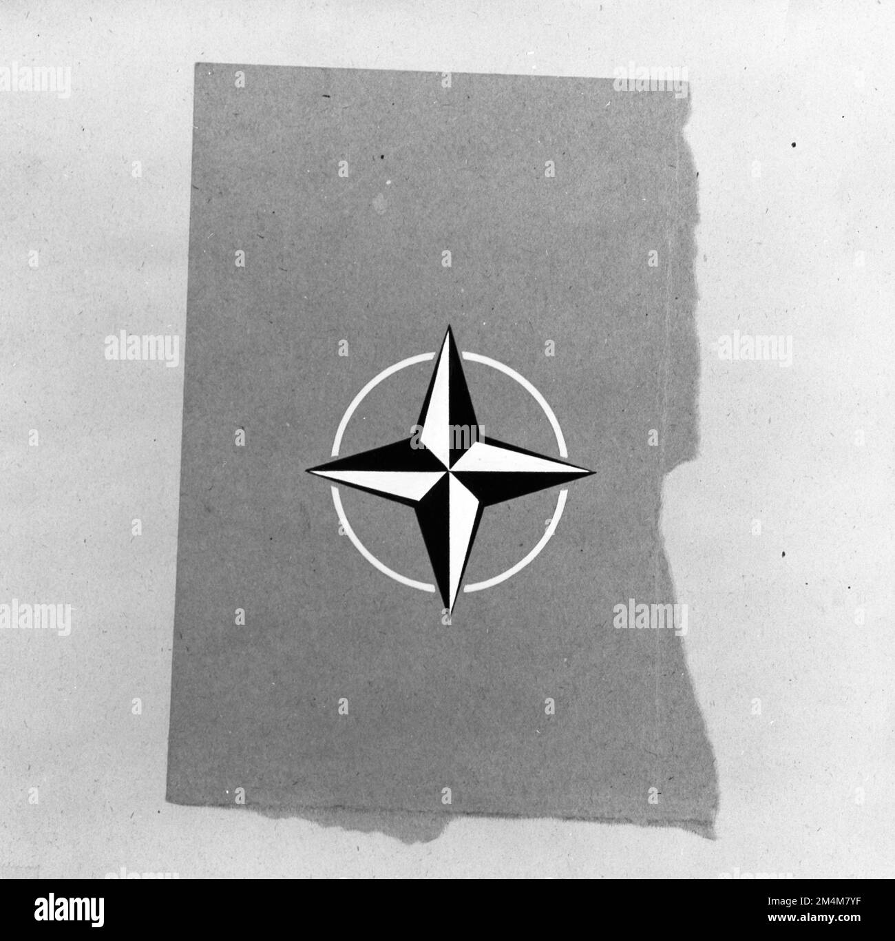 NATO-Flagge. Fotos von Marshall-Plan-Programmen, Ausstellungen und Personal Stockfoto