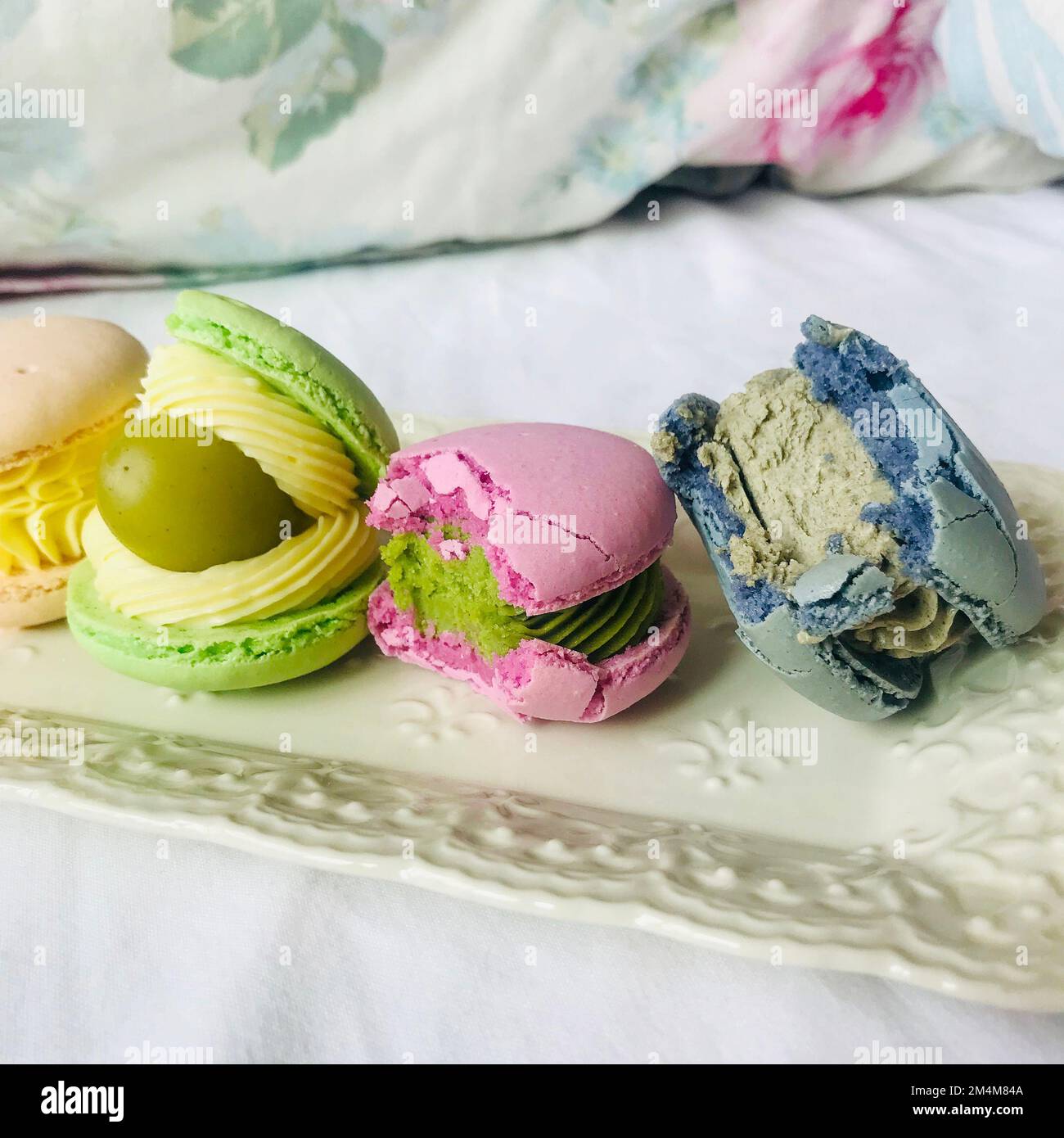 Makronen nach koreanischer Art mit einem Bissen auf der Spitzenteller Stockfoto