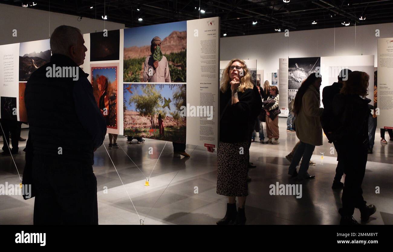 Besucher sehen die preisgekrönten Fotos verschiedener Fotojournalisten aus der Kategorie Fotojournalismus des World Press Photo Contest, wie sie am 21. Dezember 2022 im Eretz Israel Museum in Tel Aviv, Israel, ausgestellt werden. Die Ausstellung präsentiert die preisgekrönten Fotografen des regionalen Fotojournalismus-Wettbewerbs für israelische Fotografen sowie die neueste Ausgabe des jährlichen internationalen World Press Photo Contest. Stockfoto