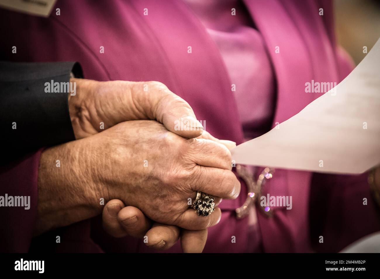 Ältere Paare, bei denen der Ehemann seiner Frau, die an Parkinson leidet, hilft, die Liste der Medikamente zu lesen, die gegen ihre Krankheit eingenommen werden Stockfoto