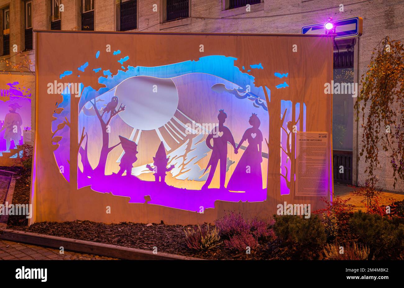 Papierlandschaftsanlagen, dreistufiger Beleuchtungsprozess während der Weihnachtszeit in der Stadt Trento in Trentino Alto Adige, Norditalien. Stockfoto