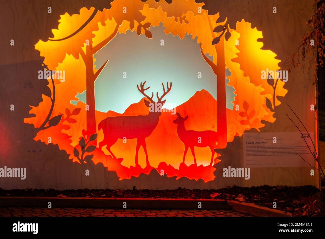 Papierlandschaftsanlagen, dreistufiger Beleuchtungsprozess während der Weihnachtszeit in der Stadt Trento in Trentino Alto Adige, Norditalien. Stockfoto