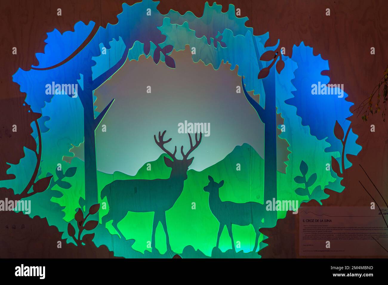 Papierlandschaftsanlagen, dreistufiger Beleuchtungsprozess während der Weihnachtszeit in der Stadt Trento in Trentino Alto Adige, Norditalien. Stockfoto