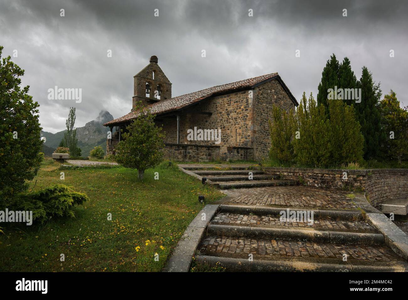 Kleine Kirche in der Stadt Riaño im Norden Spaniens Stockfoto