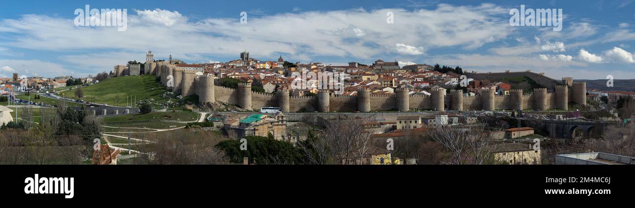 Panoramablick auf die historische Stadt Avila vom Mirador von Cuatro Postes, Spanien, mit seinen berühmten mittelalterlichen Stadtmauern. Stockfoto