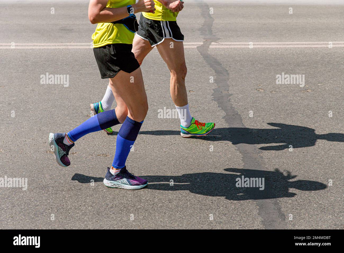 Beine Männer und Frauen laufen auf der Marathon Street Stockfoto