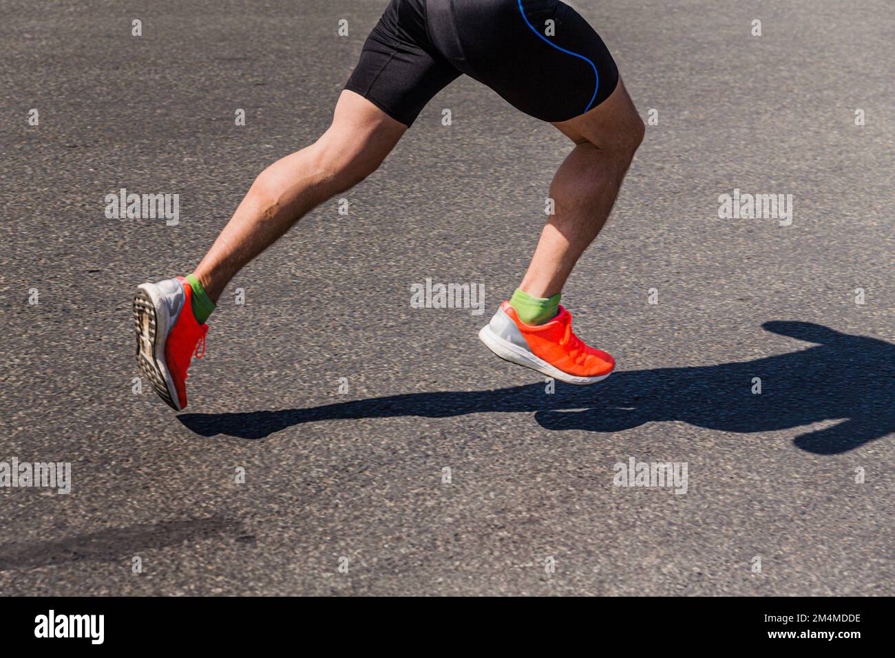 Beine Läufer in hellen Schuhen, die auf Asphalt laufen Stockfoto