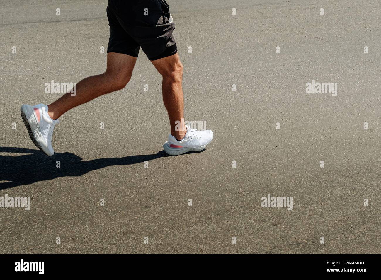 Beine Läufer in weißen Turnschuhen Stockfoto