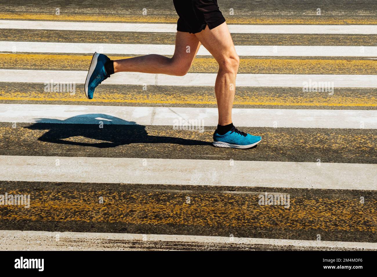 Laufsportler, die im Hintergrund über Fußgängerübergänge laufen Stockfoto