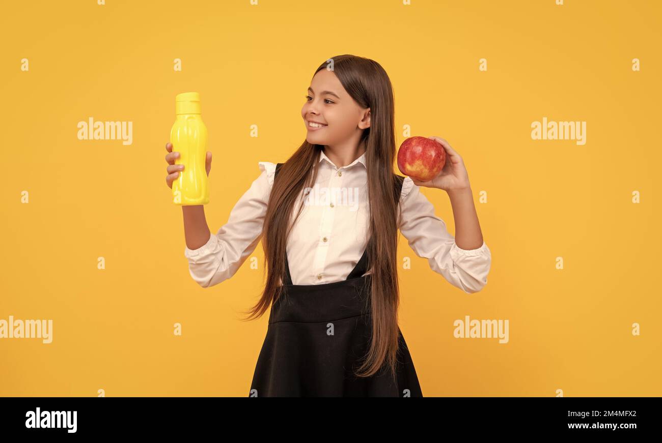 Happy teen Mädchen mit Apfelfrucht und Wasserflasche. Hydratisiert werden. Vitamin-Drink. Stockfoto