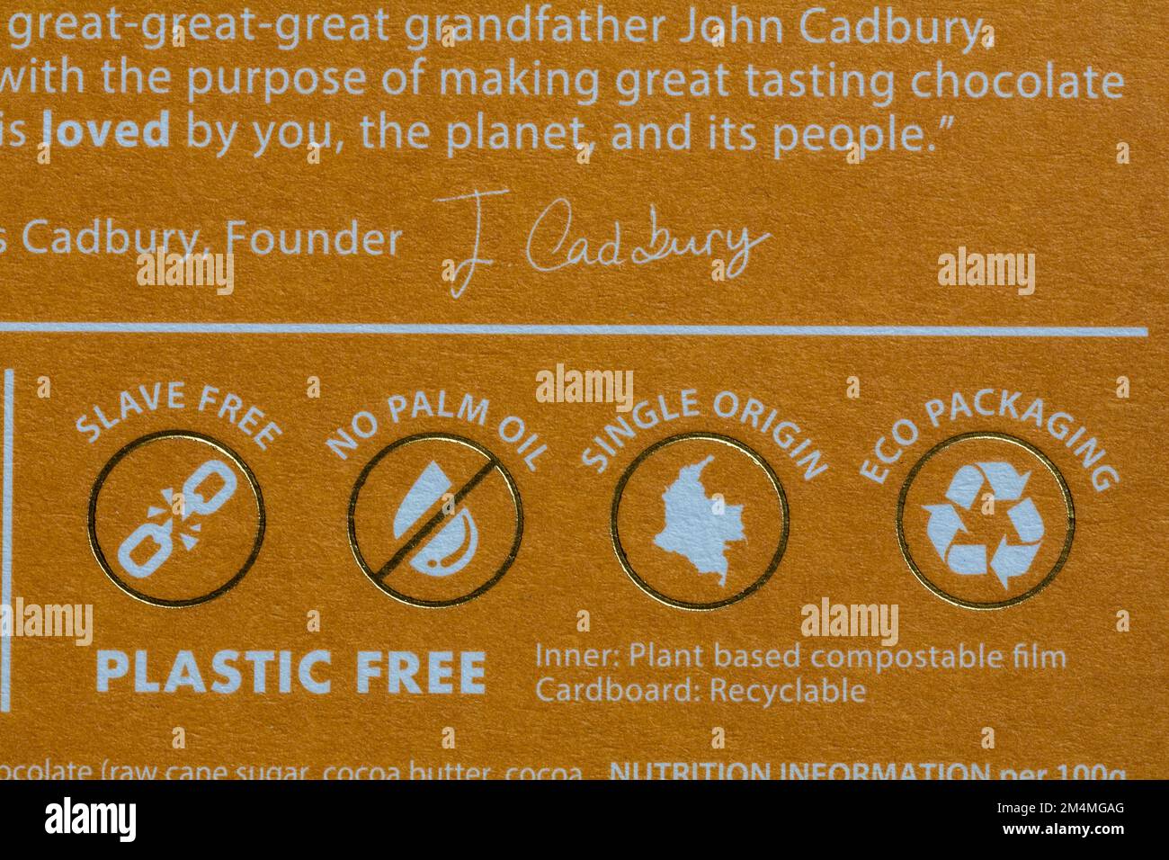 Sklavenfrei, kein Palmöl, einzelner Ursprung, umweltfreundliche Verpackungssymbole auf Love Cocoa von James Cadbury mit gesalzenem Karamellschokolade Stockfoto