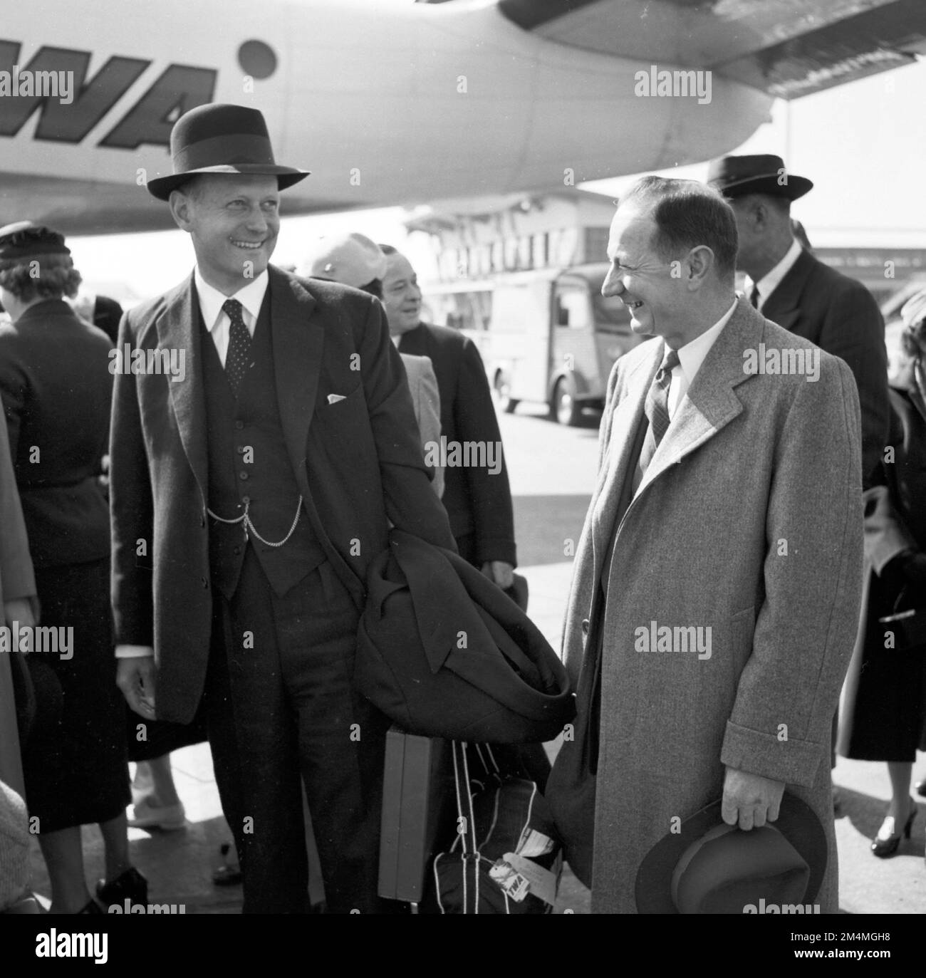 C. Douglas Dillon kehrt nach Paris zurück. Fotos von Marshall-Plan-Programmen, Ausstellungen und Personal Stockfoto