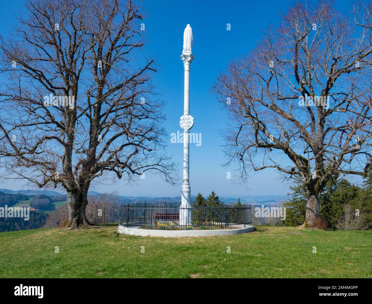 Fischingen, Schweiz - March27. 2022: Jesus christus-Statue zwischen zwei Bäumen in den Hügeln Stockfoto