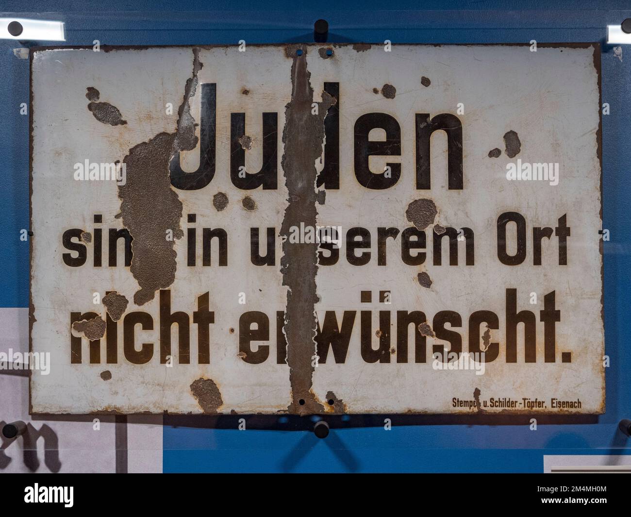 „Juden ist in unserem ort nicht erwünscht“ („Juden werden in unserem Bezirk nicht gesucht“) 1935 Straßenschild, Imperial war Museum, London, Großbritannien. Stockfoto