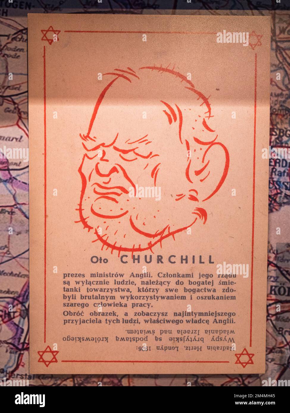 Nazi-Propaganda-Postkarte, auf der Churchill als antisemitisches Stereotyp dargestellt wird, wenn es auf den Kopf gestellt wird, Imperial war Museum, London, Großbritannien. Stockfoto
