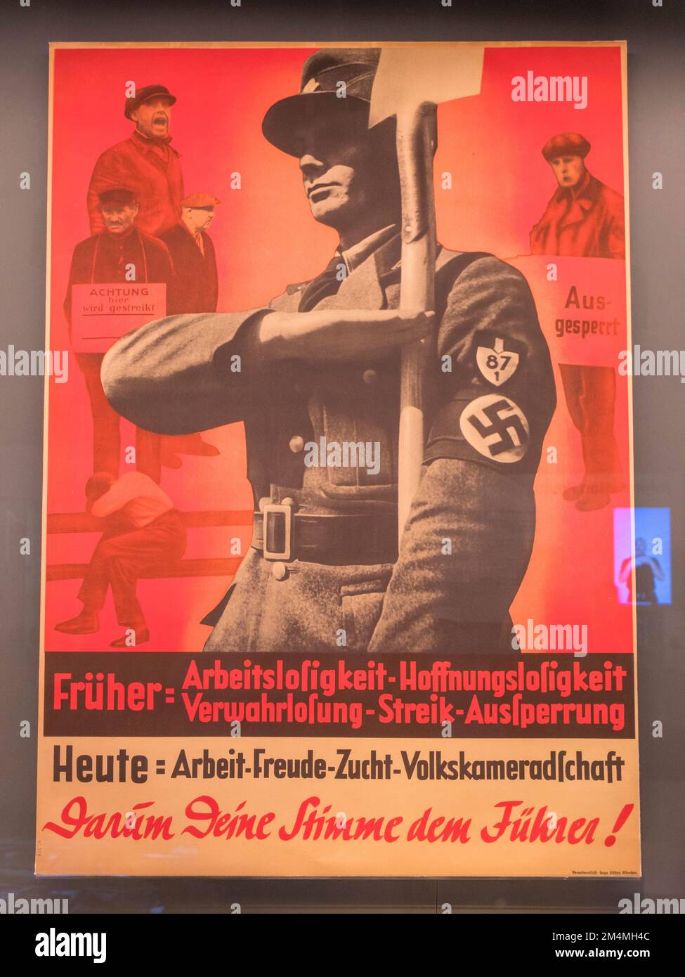 Das Nazi-Poster feiert das Nazi Labour Corps, das ein deutsches Gemeinschaftsgefühl fördert, Imperial war Museum, London, Großbritannien. Stockfoto