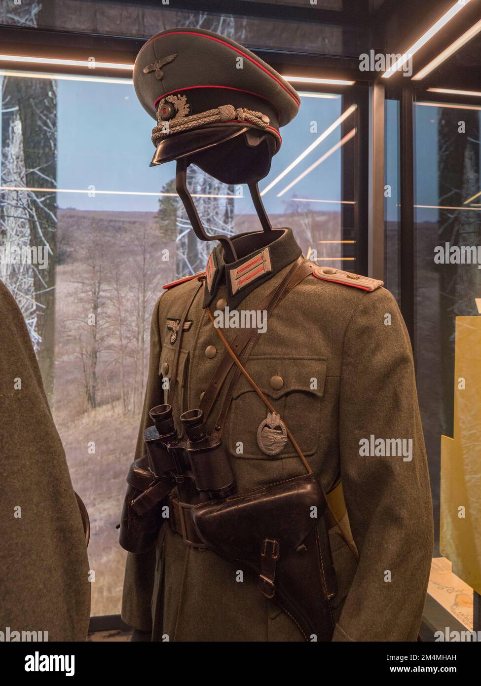 Deutsche Offiziersuniform und Hut der 13. Panzerdivision aus dem Zweiten Weltkrieg, Imperial war Museum, London, Großbritannien. Stockfoto