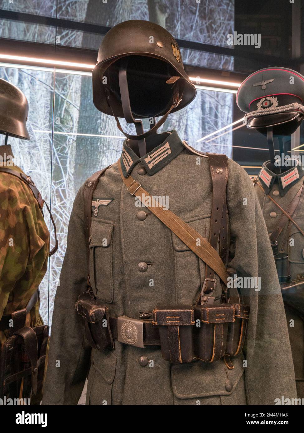 Uniform und Helm einer deutschen Infanterie aus dem Zweiten Weltkrieg, Imperial war Museum, London, Großbritannien. Stockfoto