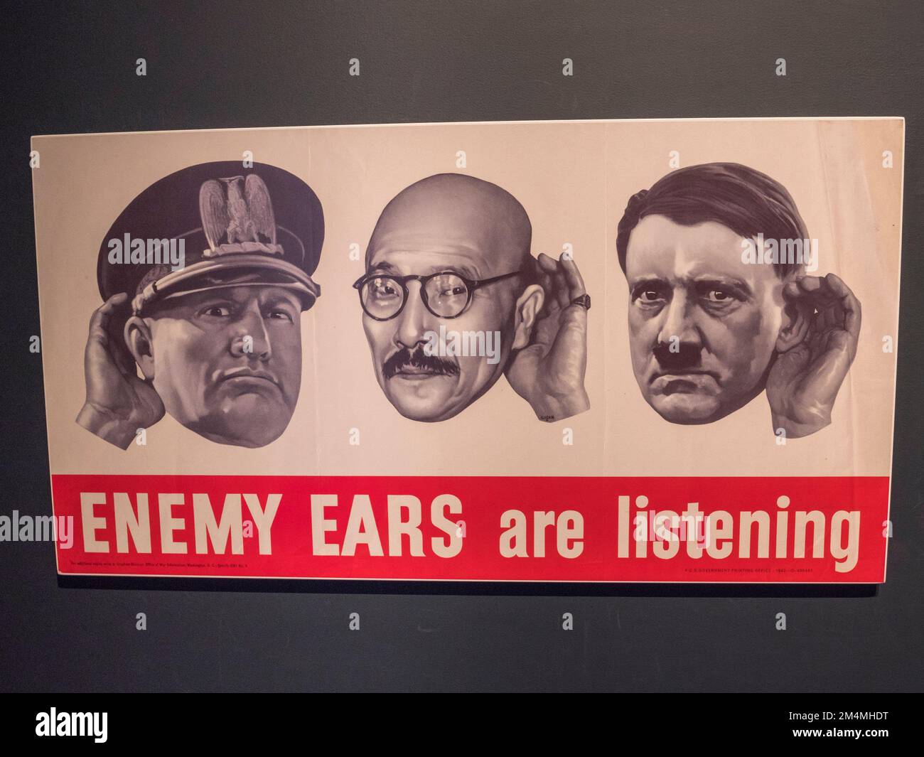 „Enemy ears are listening“-Poster zum Zweiten Weltkrieg mit den Führern Mussolini (Italien), Tojo (Japan) und Hitler (Deutschland), Imperial war Museum, London, Großbritannien. Stockfoto