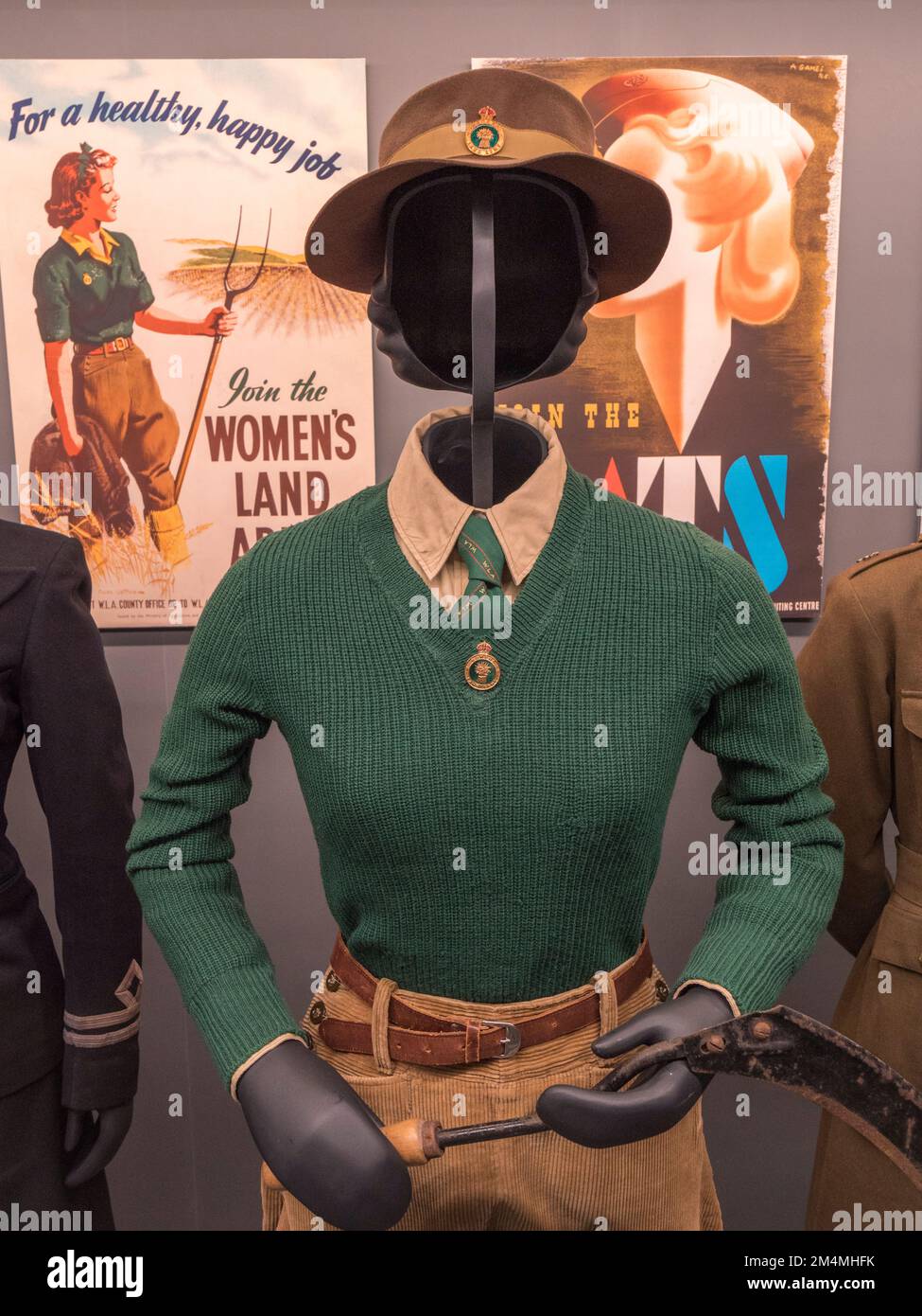 Weibliche Uniform der Women's Land Army (WLA) vom 2. Weltkrieg, Imperial war Museum, London, Großbritannien. Stockfoto