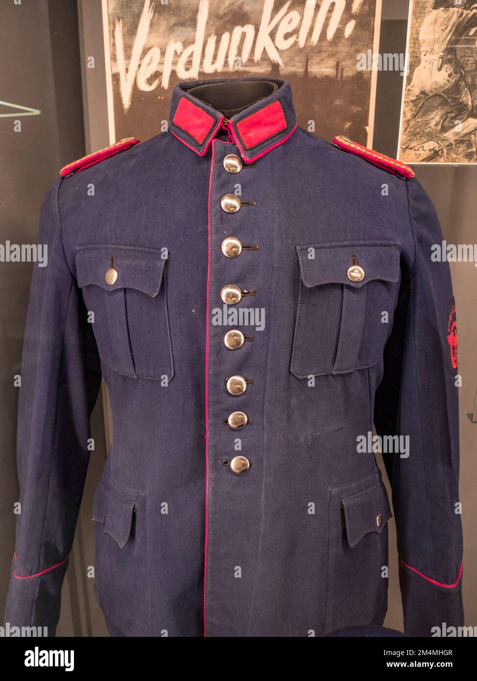 Uniform eines deutschen Feuerwehrmanns aus dem Zweiten Weltkrieg, Imperial war Museum, London, Großbritannien. Stockfoto