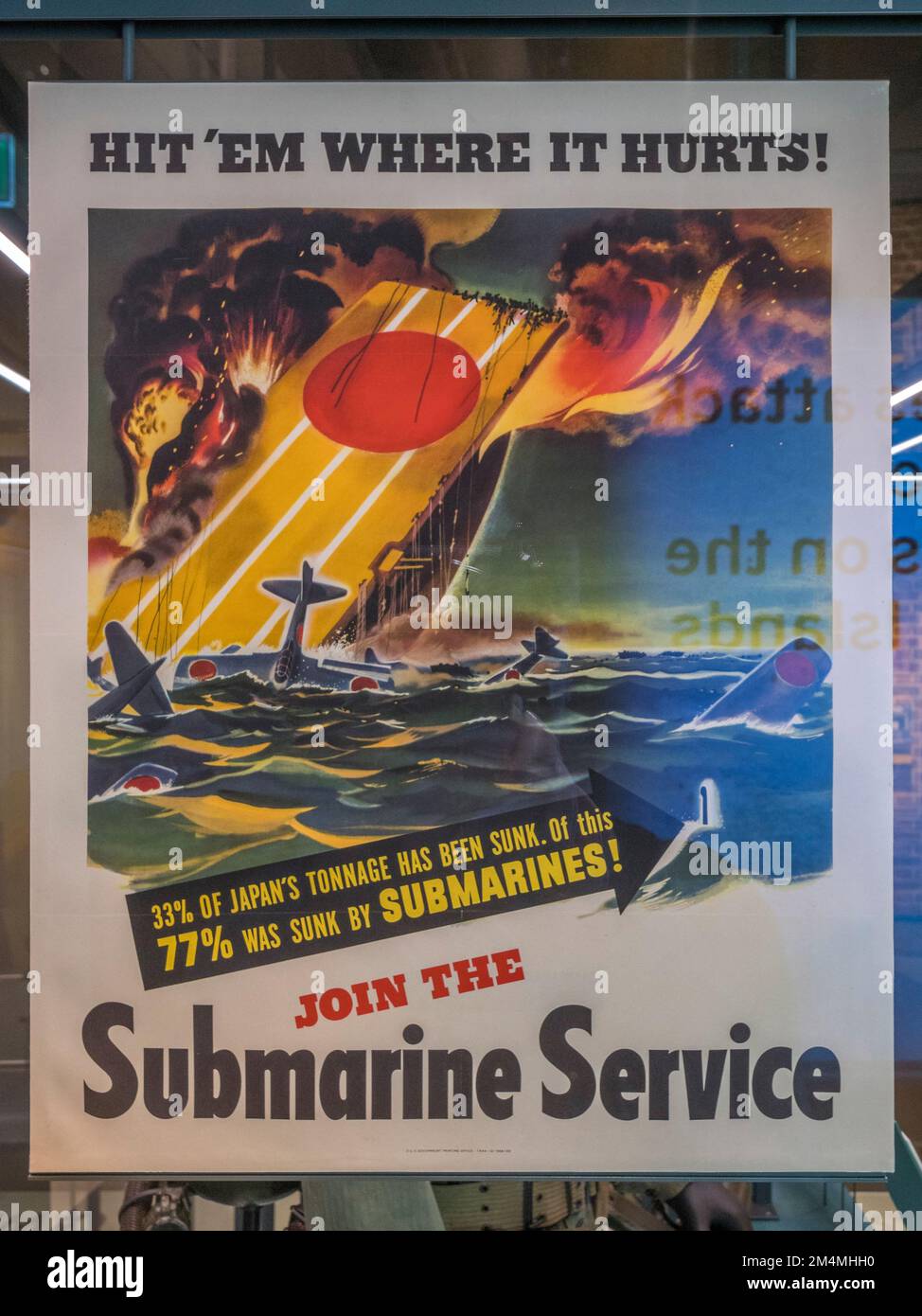 Ein Propagandaposter des US Submarine Service, auf dem die japanische Wirtschaft unter dem Druck der US-Handelsmarine zusammenbricht, Imperial war Museum, London, Großbritannien. Stockfoto