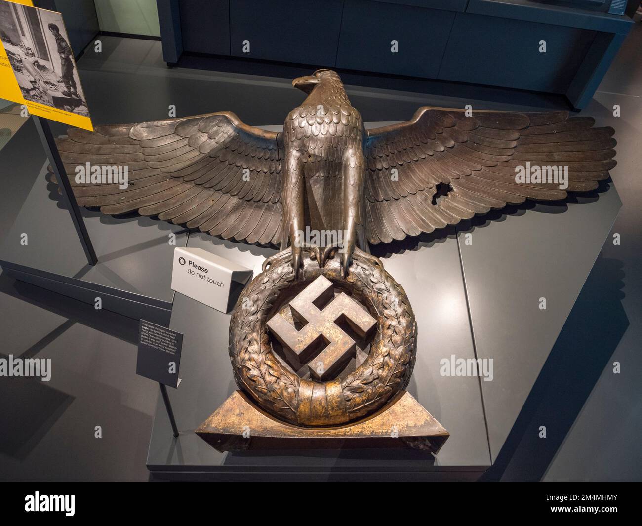 Schlachtschäden geformter Adler (Nazi-Parteizeichen), aus den Ruinen des Kanzlergebäudes in Berlin, Imperial war Museum, London, Großbritannien. Stockfoto