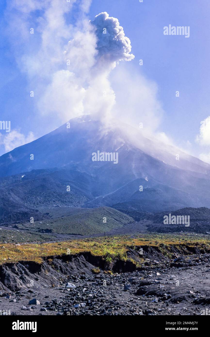 Vulkanausbruch auf einem Berg mit einer großen Rauchfahne Stockfoto