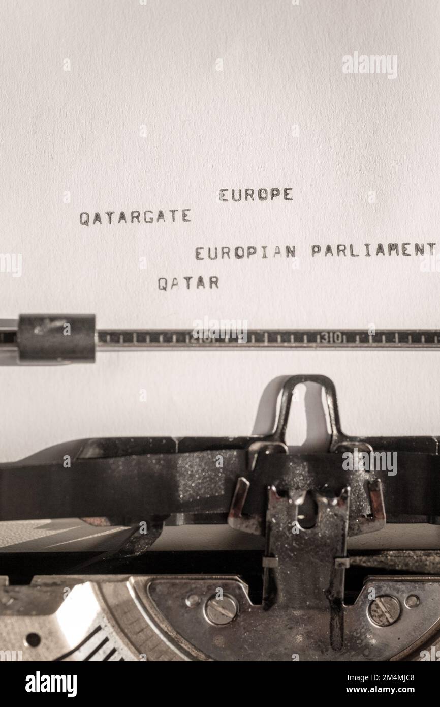 Der Qatargate-Skandal im Europäischen parlament schrieb eine klassische Schreibmaschine Stockfoto
