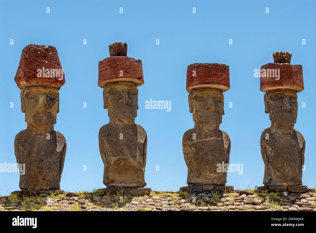 Der Status des „Row of Moai“ mit Pukao-Kopfschmuck des Ahu Nao-Nao am Anakena Beach auf der Osterinsel, Chile Stockfoto