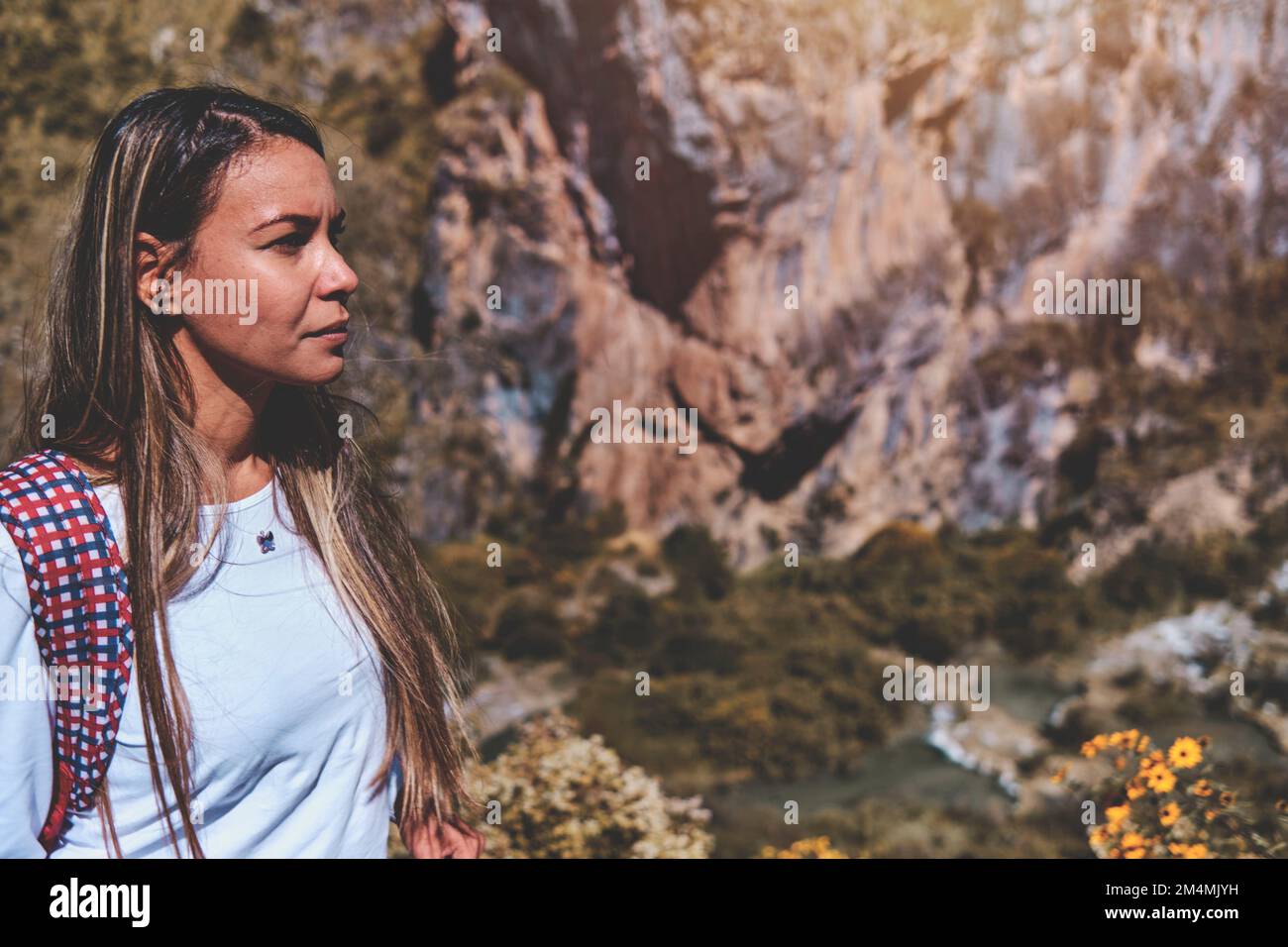 Junge Touristen gehen auf einem Pfad zum Berg. Abenteuerreisen, Wanderkonzept. Stockfoto