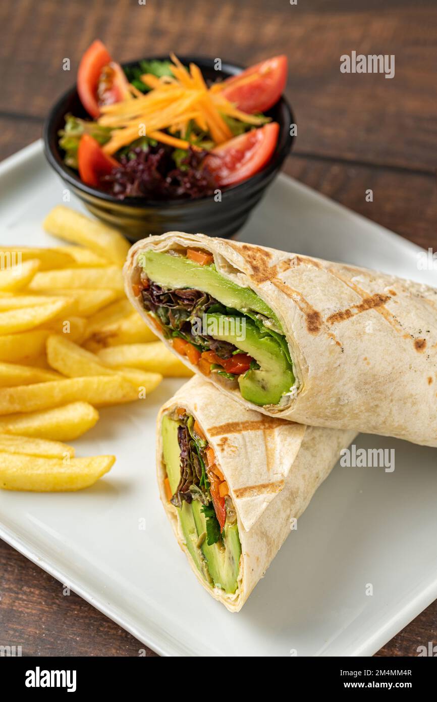 Vegetarische wickeln Pommes frites mit Gemüse auf einen weißen Porzellanteller Stockfoto