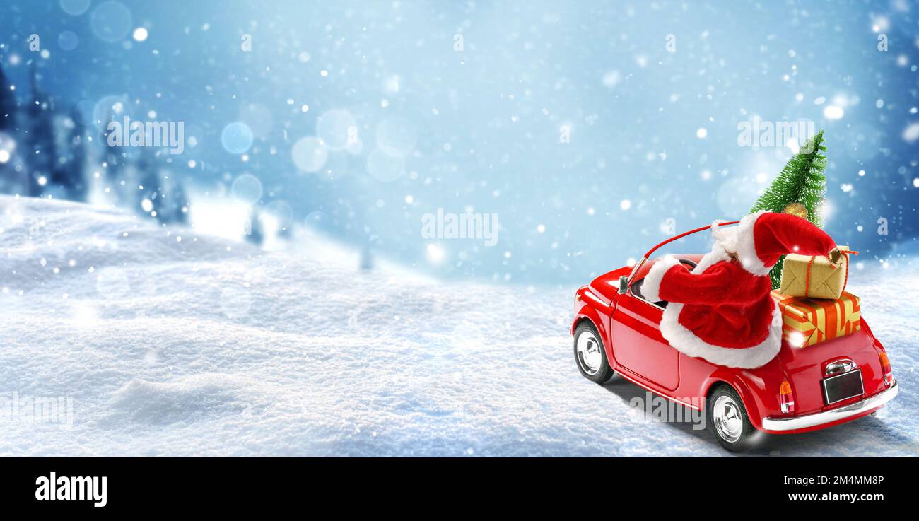Der Weihnachtsmann im roten Auto liefert weihnachtsbaum und präsentiert im verschneiten Hintergrund. Weihnachtskarte Stockfoto
