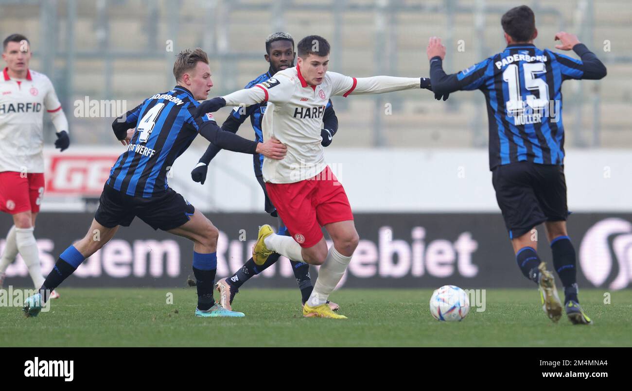 Essen Sie, Deutschland. 17. Dezember 2022. firo : 17.12.2022, Fußball, 3. BUNDESLIGA RW ESSEN - SC Paderborn . Individual Action, RWE, Tobias Warschewski Credit: dpa/Alamy Live News Stockfoto