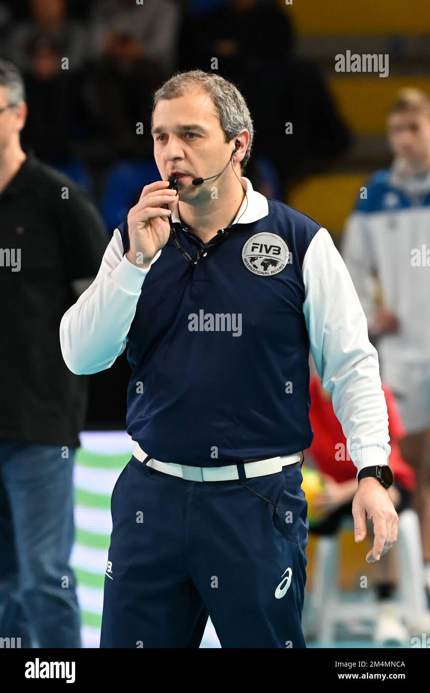 Eurosuole Forum, Civitanova Marche, Italien, 14. Dezember 2022, Pawel Burkiewicz (zweiter Schiedsrichter des Spiels) beim Volleyballspiel Cucine Lube Civitanova vs Tours VB – CEV Champions League Stockfoto