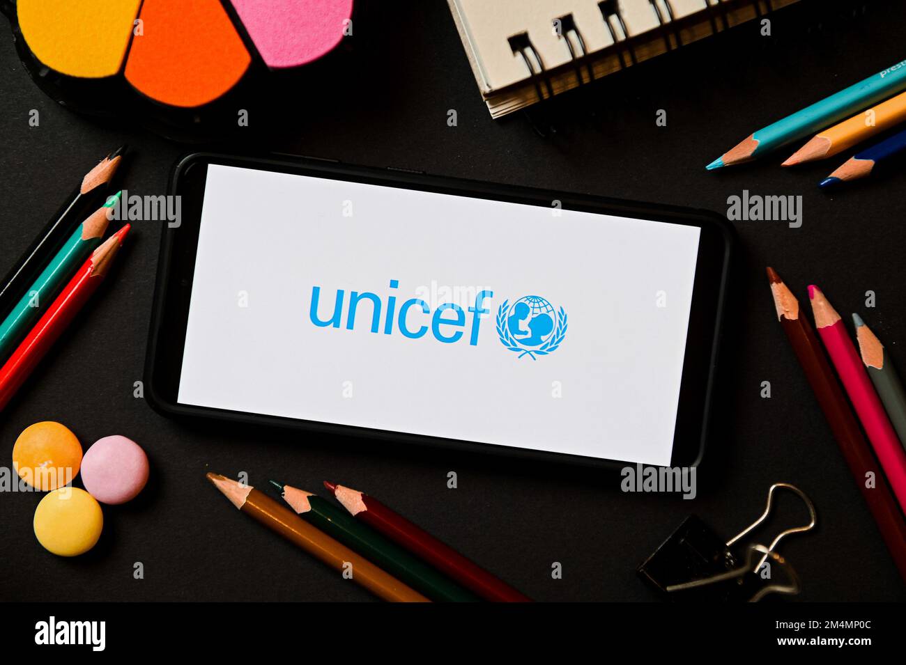 Polen. 17. Dezember 2022. In dieser Fotoabbildung wird ein UNICEF-Logo auf einem Smartphone angezeigt. (Kreditbild: © Mateusz Slodkowski/SOPA Images via ZUMA Press Wire) Stockfoto