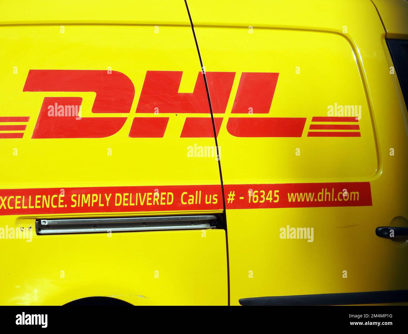 Kairo, Ägypten, Dezember 7 2022: DHL Truck Delivering a Package ist der weltweit führende Logistiksektor, der sich auf internationale Shippi spezialisiert hat Stockfoto