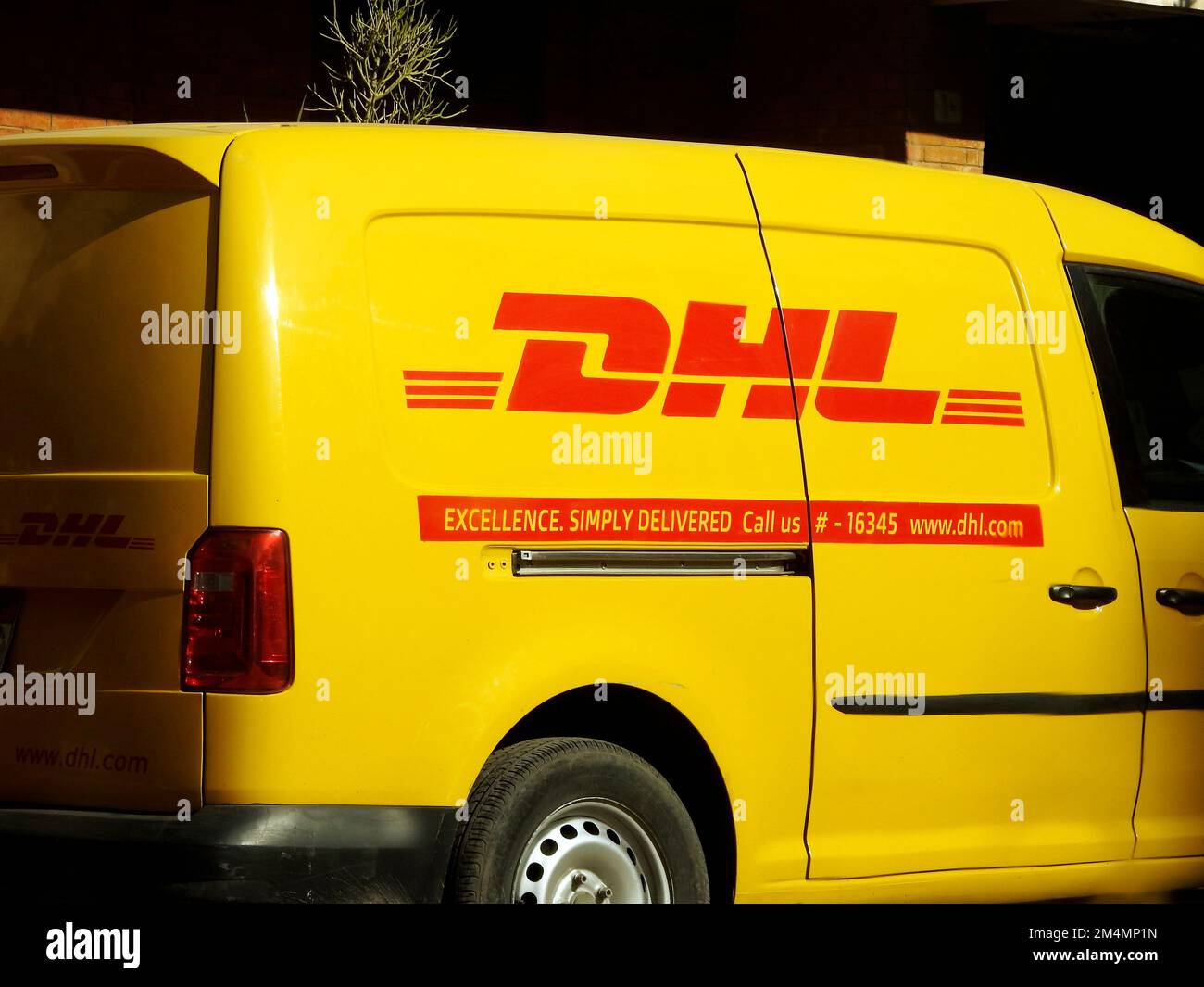 Kairo, Ägypten, Dezember 7 2022: DHL Truck Delivering a Package ist der weltweit führende Logistiksektor, der sich auf internationale Shippi spezialisiert hat Stockfoto