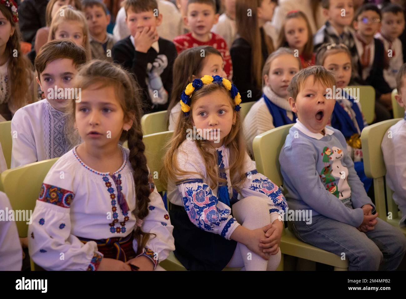 Ukrainische Kinder nehmen am Sonntag, den 18. Dezember, am Festessen der St. Nicholas. Stockfoto