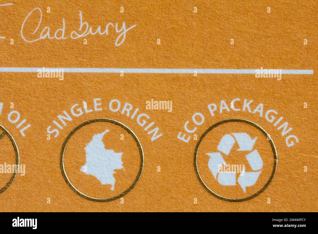 Symbole für umweltfreundliche Verpackungen mit einem Ursprung auf Love Cocoa by James Cadbury Schokoladenriegel mit Salzkaramell – Recycling-Logo für Entsorgung Stockfoto