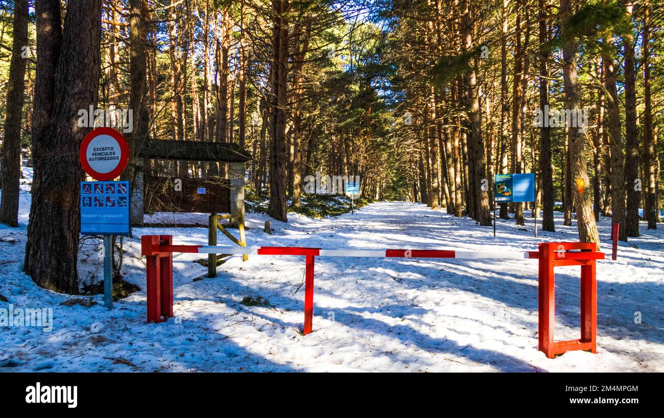 Barriere im Berg an einem verschneiten Tag Stockfoto