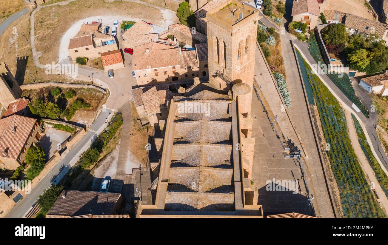 9 Zentrumstürme und die Kirche von Artajona, Navarra Stockfoto