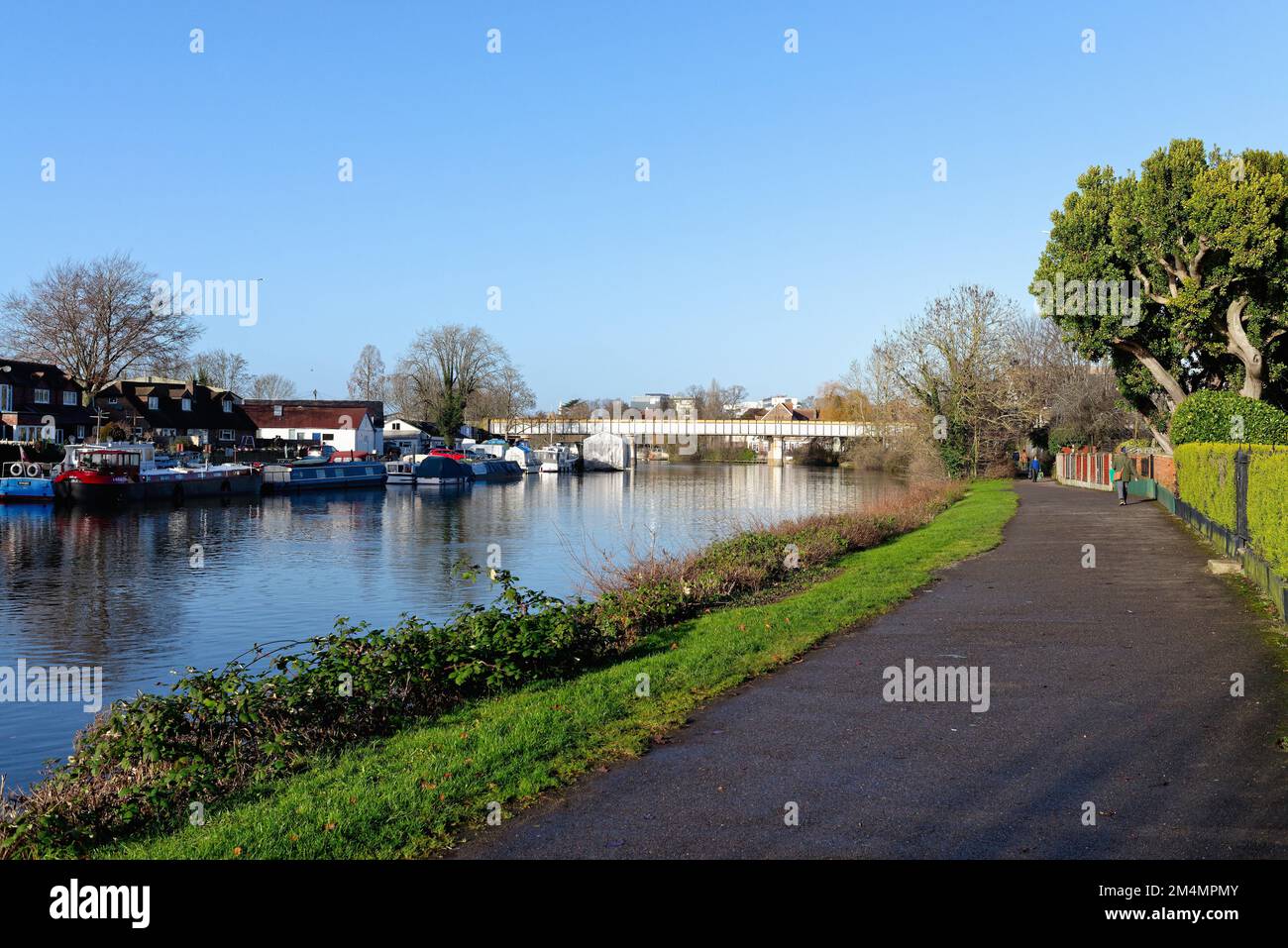 Die Eisenbahnbrücke über die Themse in Staines, an einem sonnigen Wintertag in Surrey England Stockfoto