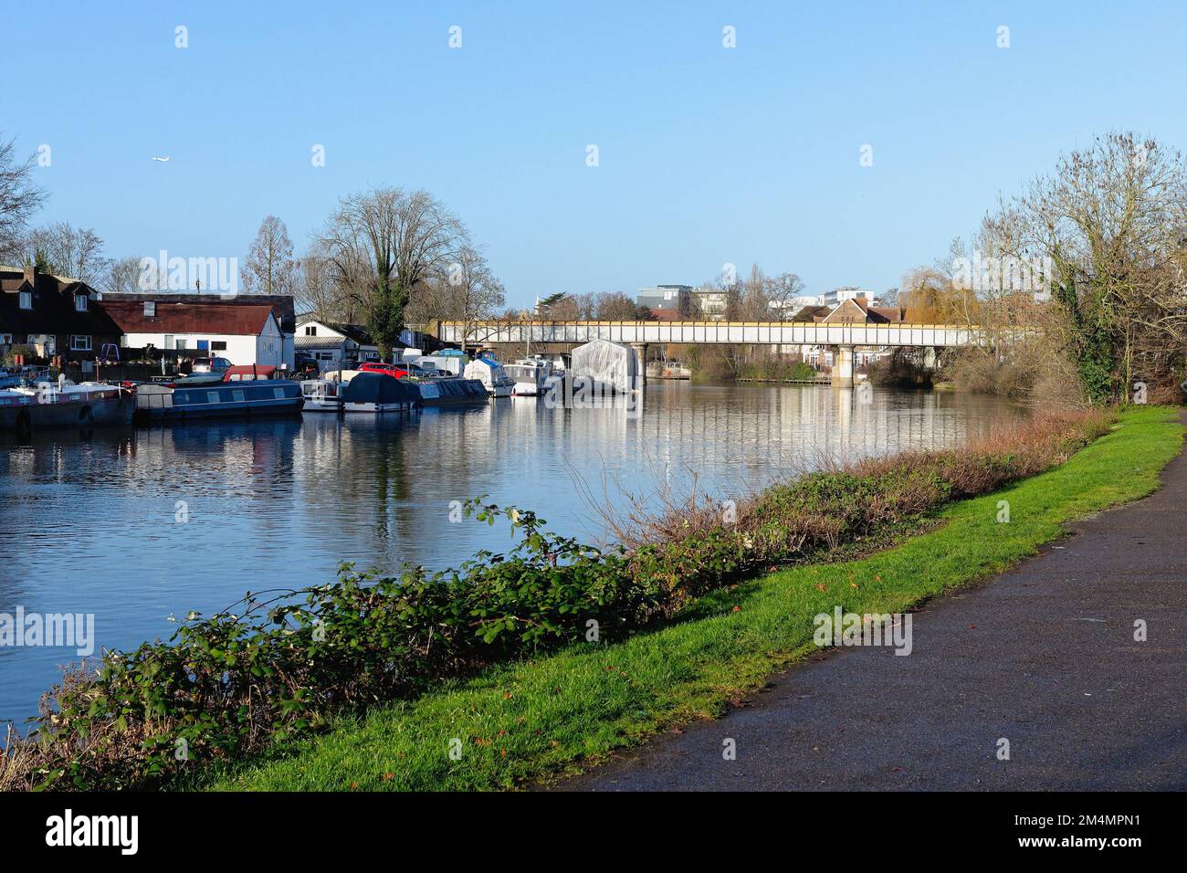 Die Eisenbahnbrücke über die Themse in Staines, an einem sonnigen Wintertag in Surrey England Stockfoto