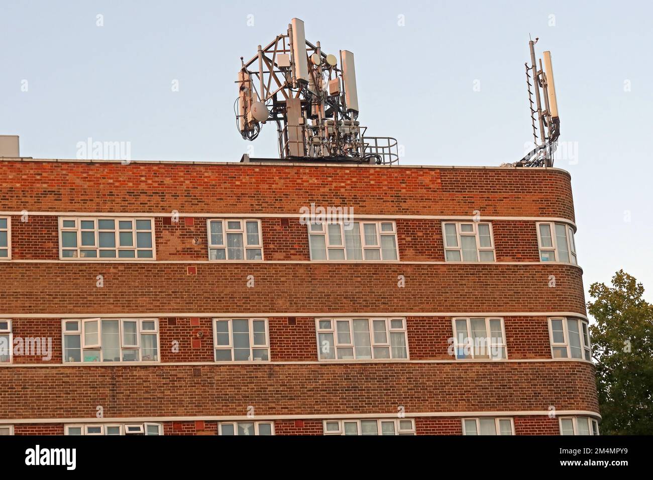 Mobiler Mast auf Downs Court 1930er Wohnblock, Betonrahmenbau, Sozialbauprojekt, Amhurst Rd, Lower Clapton, London E8 1AU Stockfoto