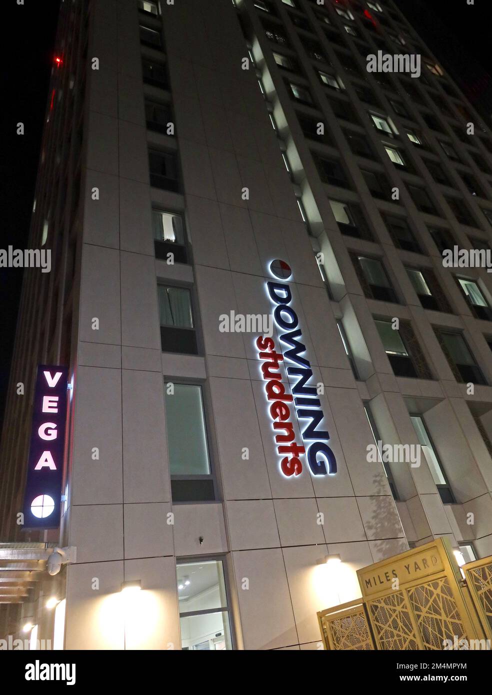 VEGA, Miles Yard Downing Students 6 Miles St, London, England, Großbritannien, SW8 1RZ bei Nacht - 37 Stockwerke hohe Unterkunft Stockfoto