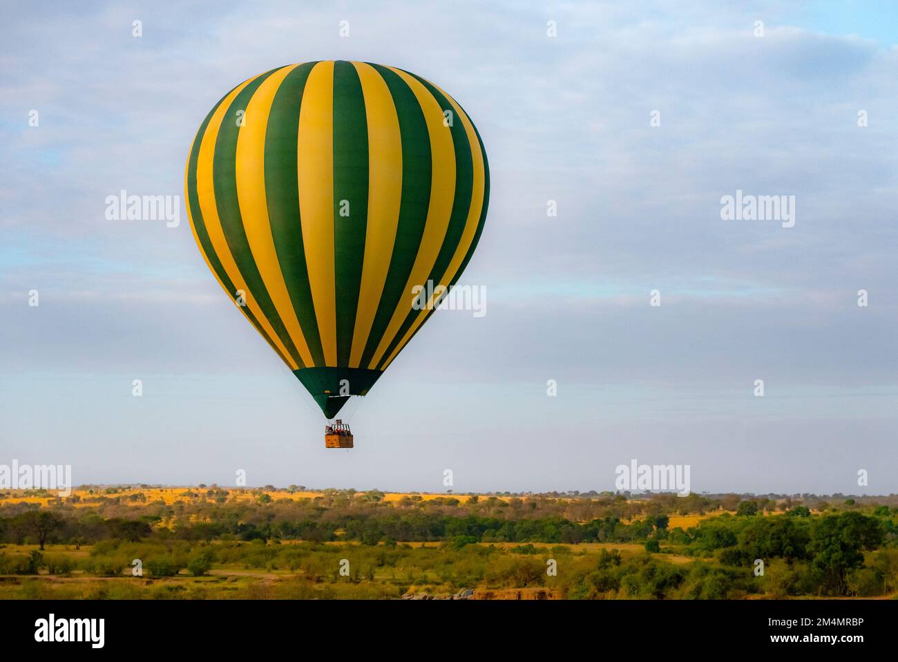 Heißluftballon über dem Serengeti-Nationalpark in Tansania Stockfoto