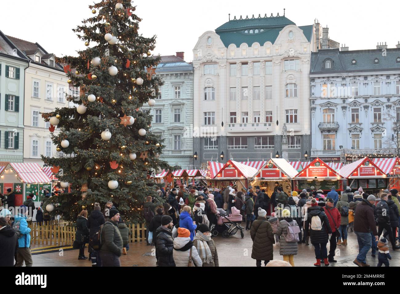 BRATISLAVA, SLOWAKEI - 18. DEZEMBER 2022: Weihnachtsmarkt am Hauptplatz der Altstadt. Stockfoto