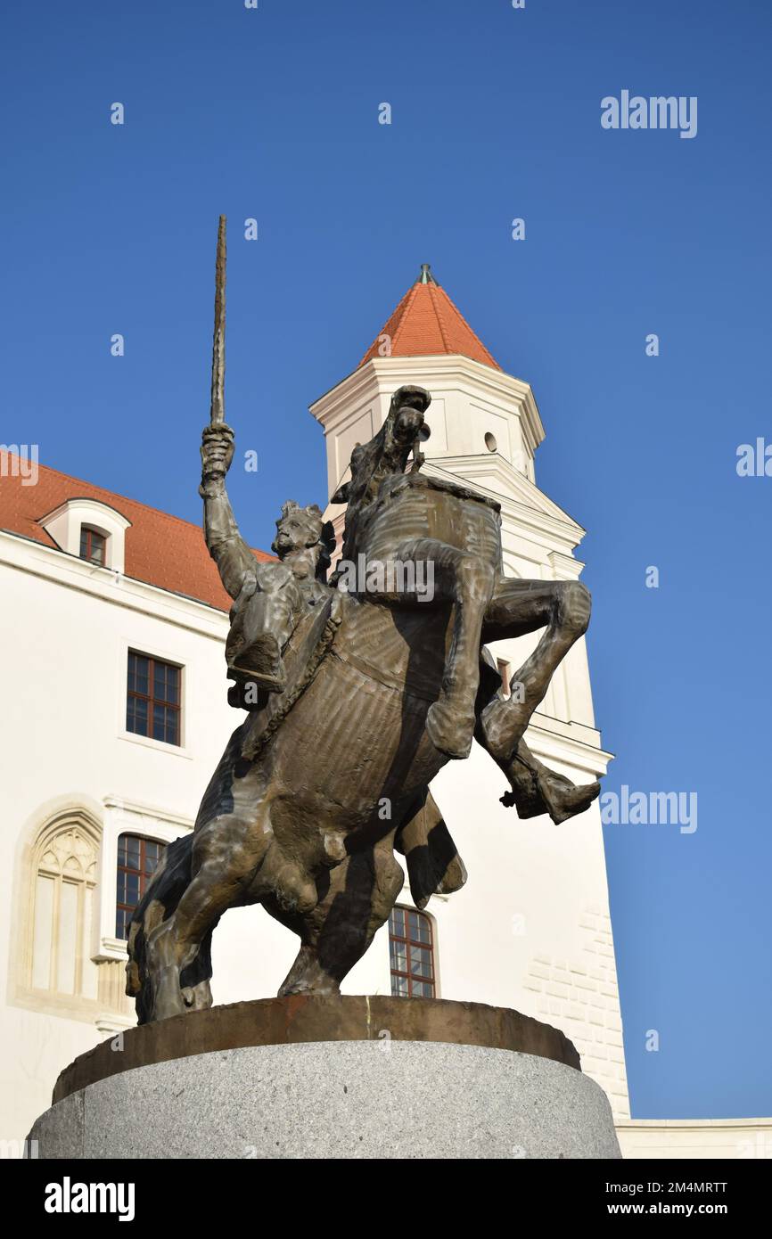 BRATISLAVA, SLOWAKEI - 18. DEZEMBER 2022: Reiterstatue von Svatopluk I von Mähren vor der Burg Bratislava. Stockfoto